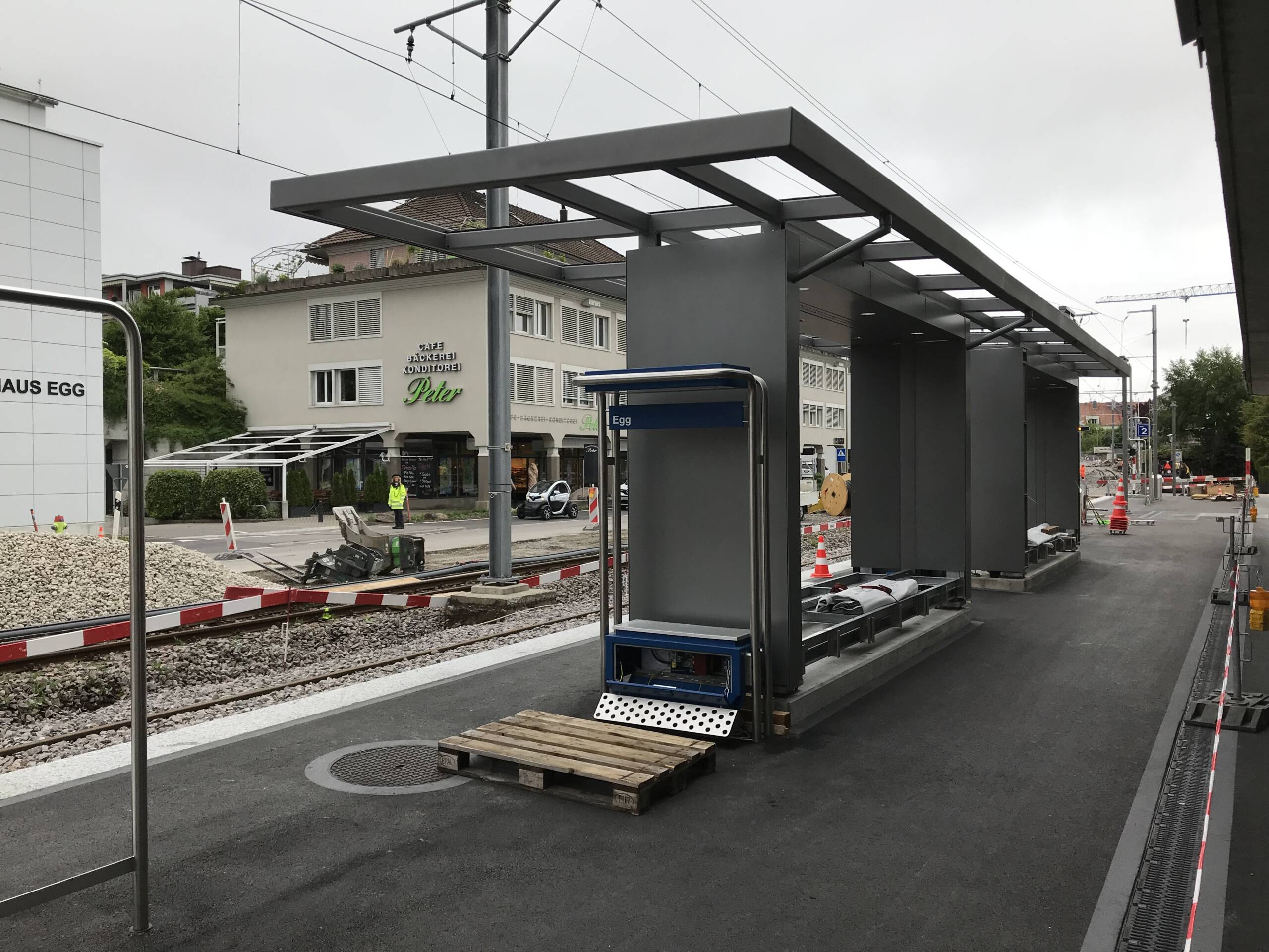 Forchbahn – Haltestelle Egg Stellwerk und Perronerhöhung